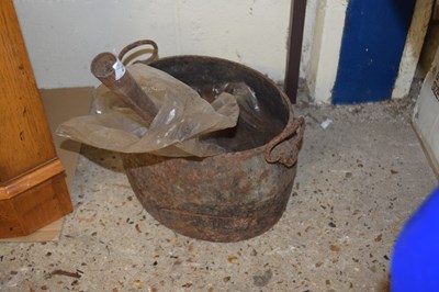 Lot 213 - MIXED LOT: VINTAGE IRON BOILING POT AND SAUCEPAN