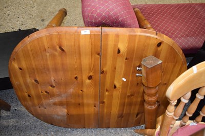 Lot 240 - MODERN PINE EXTENDING KITCHEN TABLE