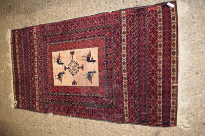Lot 256 - 20TH CENTURY WOOL FLOOR RUG WITH CENTRAL...