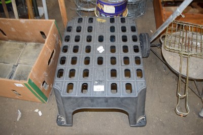 Lot 920 - BLACK PLASTIC STEP UP