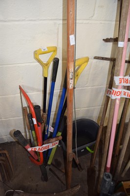 Lot 927 - MIXED LOT: VARIOUS GARDEN TOOLS TO INCLUDE A...