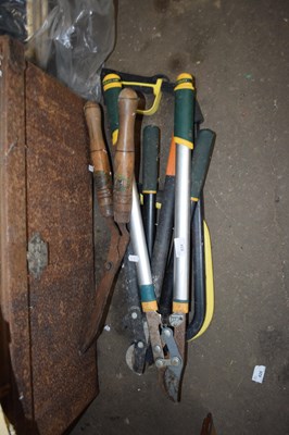 Lot 934 - MIXED LOT: VARIOUS GARDEN CLIPPERS AND BOW SAW...