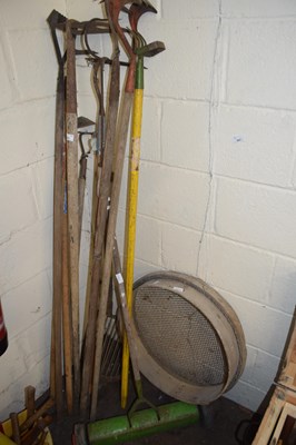 Lot 941 - MIXED LOT: VARIOUS GARDEN HOE'S AND OTHER...