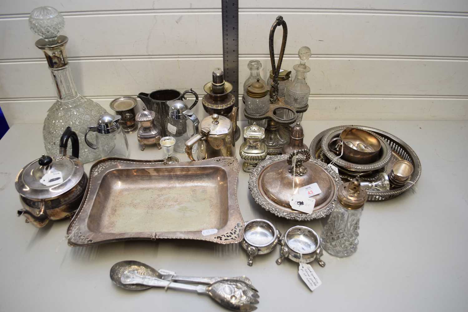 Lot 43 - MIXED LOT OF SILVER PLATED WARES TO INCLUDE...