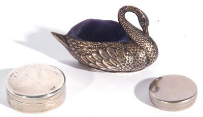 Lot 123 - Mixed lot including an Edwardian silver swan...