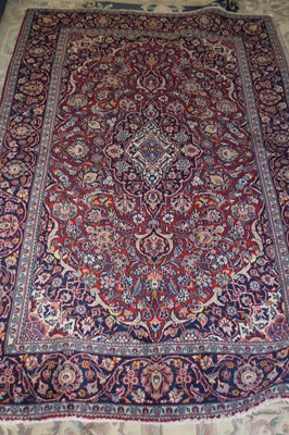 Lot 324 - 20th century Kashan wool floor rug, decorated...