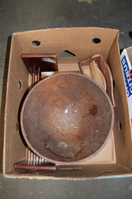 Lot 576 - ONE BOX OF WOODEN BOWLS AND OTHER WOODEN WARES