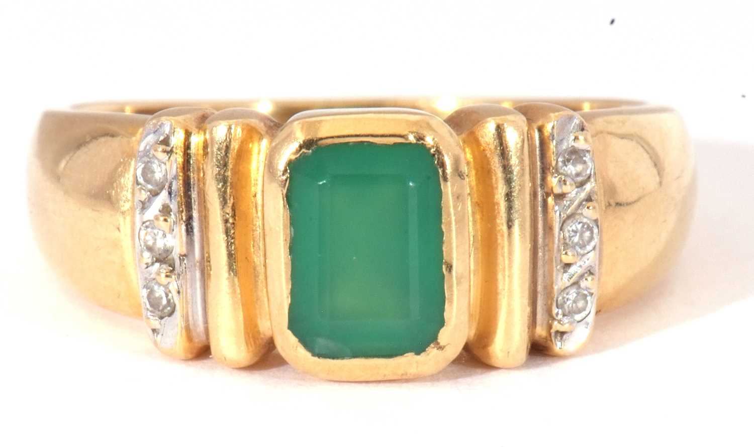 Lot 44 - Modern green and white stone set ring...