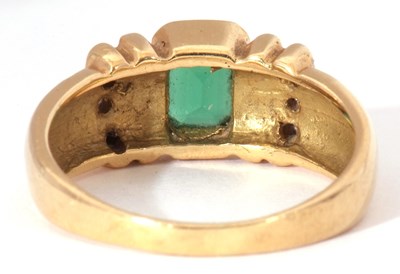 Lot 44 - Modern green and white stone set ring...