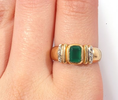 Lot 44 - Modern green and white stone set ring...