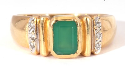 Lot 44 - Modern green and white stone set ring...