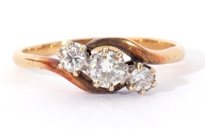 Lot 86 - Three stone diamond ring with three graduated...