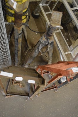 Lot 883 - TWO AXEL STANDS AND PAIR OF CAR RAMPS