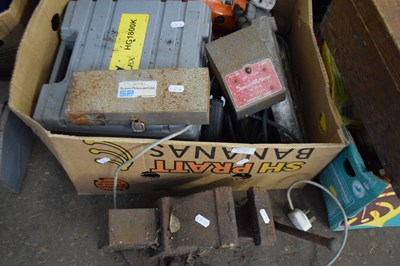Lot 902 - BENCH VICE PLUS VARIOUS ELECTRIC TOOLS