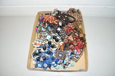 Lot 123 - TRAY OF VARIOUS ASSORTED COSTUME JEWELLERY