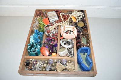 Lot 124 - TRAY OF VARIOUS ASSORTED COSTUME JEWELLERY