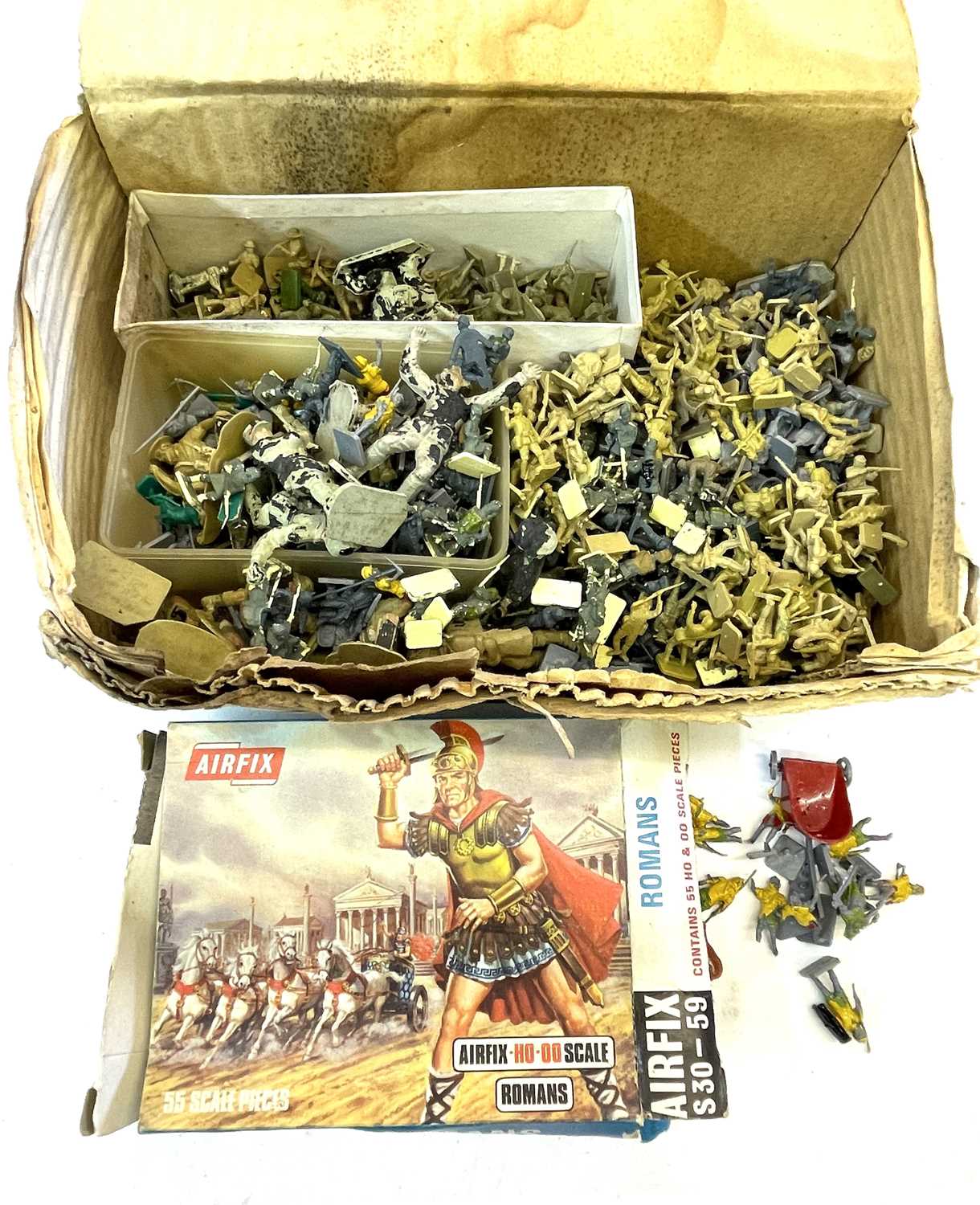 Lot 60 - A mixed lot of vintage plastic toy soldiers,...