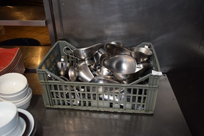 Lot 28 - Large quantity of stainless steel gravy boats