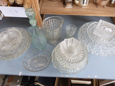 Lot 512 - MIXED LOT: VARIOUS ASSORTED GLASS DISHES,...