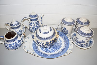 Lot 8 - MIXED LOT: VARIOUS BLUE AND WHITE TEA AND...