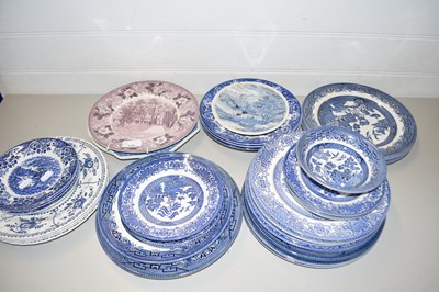 Lot 142 - MIXED LOT: VARIOUS BLUE AND WHITE PLATES AND...