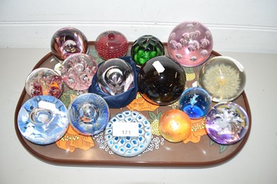 Lot 171 - A COLLECTION OF VARIOUS ASSORTED PAPERWEIGHTS