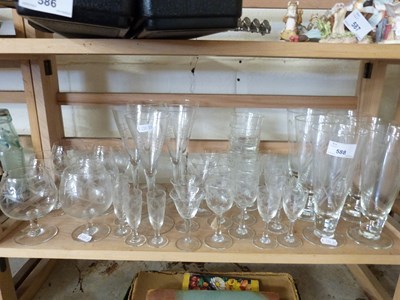 Lot 588 - MIXED LOT: VARIOUS ASSORTED DRINKING GLASSES