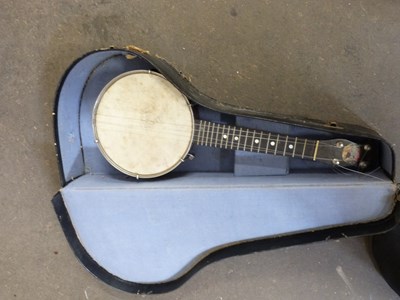 Lot 628 - VINTAGE BROADCASTER SMALL BANJO WITH CASE