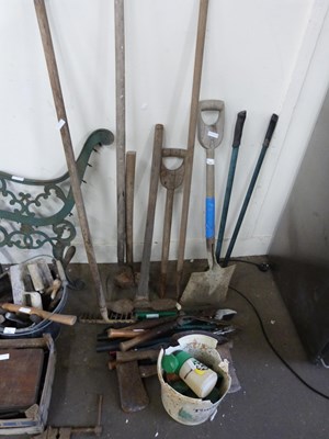 Lot 765 - MIXED LOT: VARIOUS ASSORTED GARDEN AND OTHER...