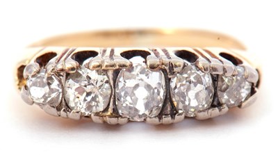 Lot 13 - Antique 5 stone diamond ring featuring five...