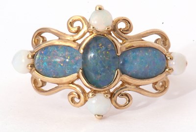 Lot 29 - Modern 9ct gold and opalescent ring featuring...