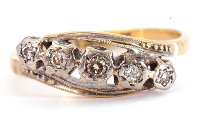 Lot 49 - Five stone diamond ring featuring five small...