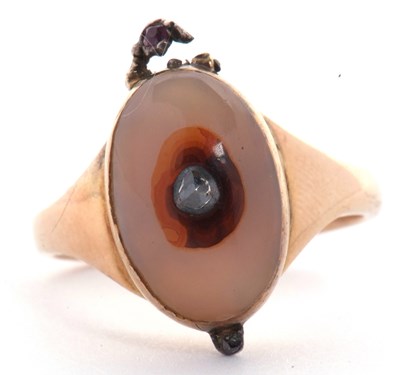 Lot 59 - Antique poison ring, the cabochon quartz stone...