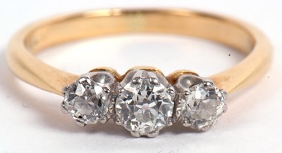 Lot 106 - Three stone diamond ring featuring three...