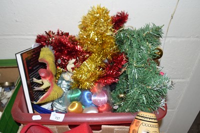 Lot 727 - BOX CONTAINING ASSORTED CHRISTMAS TINSEL ETC