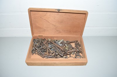 Lot 39 - WOODEN BOX CONTAINING QUANTITY OF KEYS