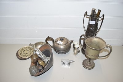 Lot 206 - QUANTITY OF METAL WARES INCLUDED A PLATED...