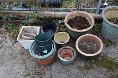 Lot 127 - Mixed lot of various plant pots