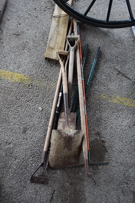 Lot 161 - Mixed lot of garden tools to include spades,...