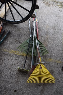 Lot 162 - Mixed quantity of garden rakes etc