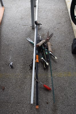 Lot 165 - Mixed lot of various edgers, loppers, cutters etc