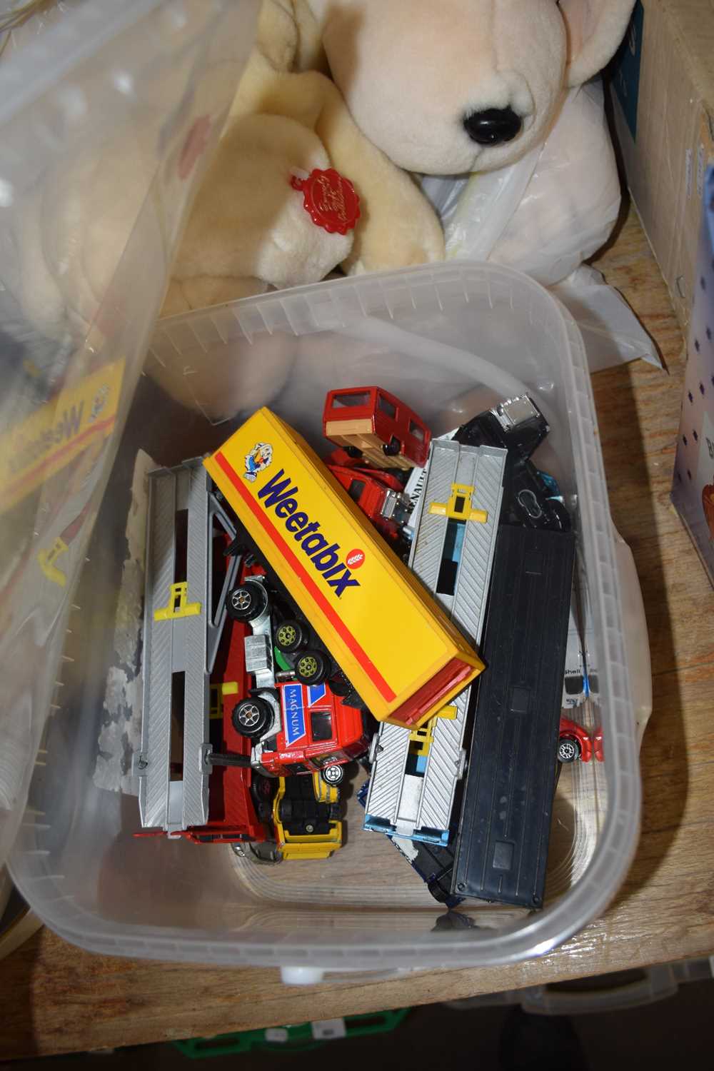 Lot 693 - MIXED LOT: VARIOUS MODERN TOY LORRIES AND CARS