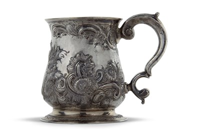 Lot 402 - George II half pint tankard of circular...