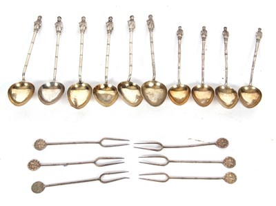 Lot 167 - Group Lot: A set of six coffee spoons with...