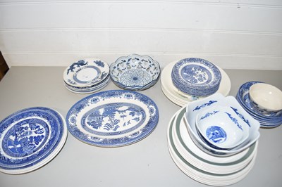 Lot 39 - Mixed Lot: Various Willow pattern plates,...