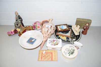 Lot 150 - Mixed Lot: Assorted items to include porcelain...