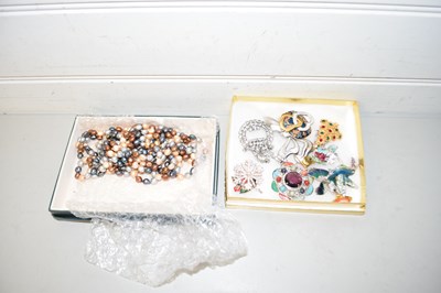 Lot 127 - Two boxes of various costume jewellery,...