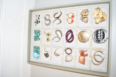 Lot 135 - Display tray of various costume jewellery,...