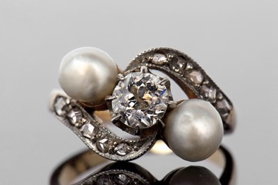 Lot 356 - Diamond and pearl crossover ring featuring a...