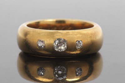 Lot 351 - Antique three stone diamond ring featuring...